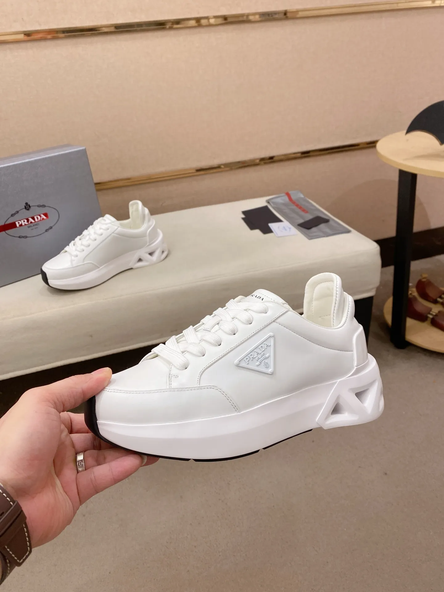 Men's shoes 💰 660💰 ✔️✔️✔️High-quality new PRADA counters are launched at the same time. The new men's shoes and 😘fabrics are selected from first-layer cowhide fabrics. Lining: Imported cowhide leather lining. 👍🏿High-end☄️Open-molded non-slip rubber outsole, exquisite lines, simple and elegant, comfortable and high-end for leisure travel. Code number: 38 to 45